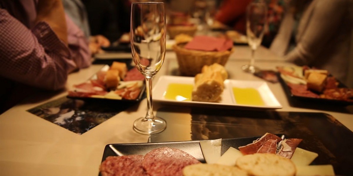 Tapas and Wine Tasting Foodie Tour in Madrid