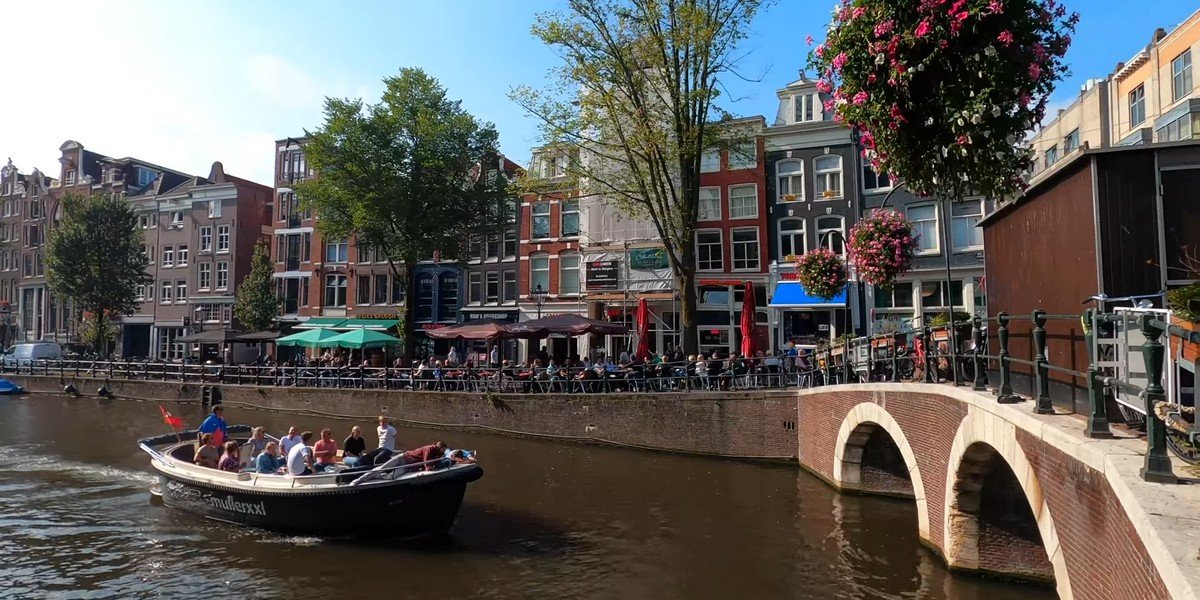 Amsterdam Boat Cruise with Drinks, Cheese and Live Guide