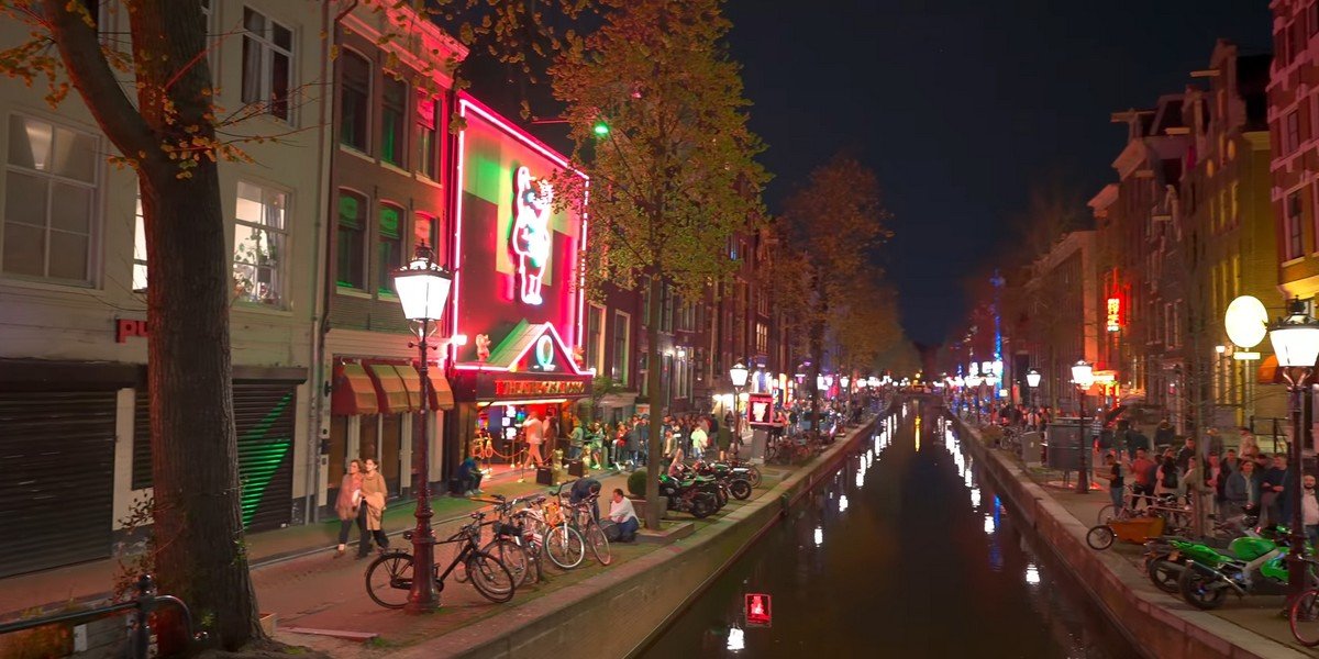 Coffee Shops and Red Light District Tour in Amsterdam