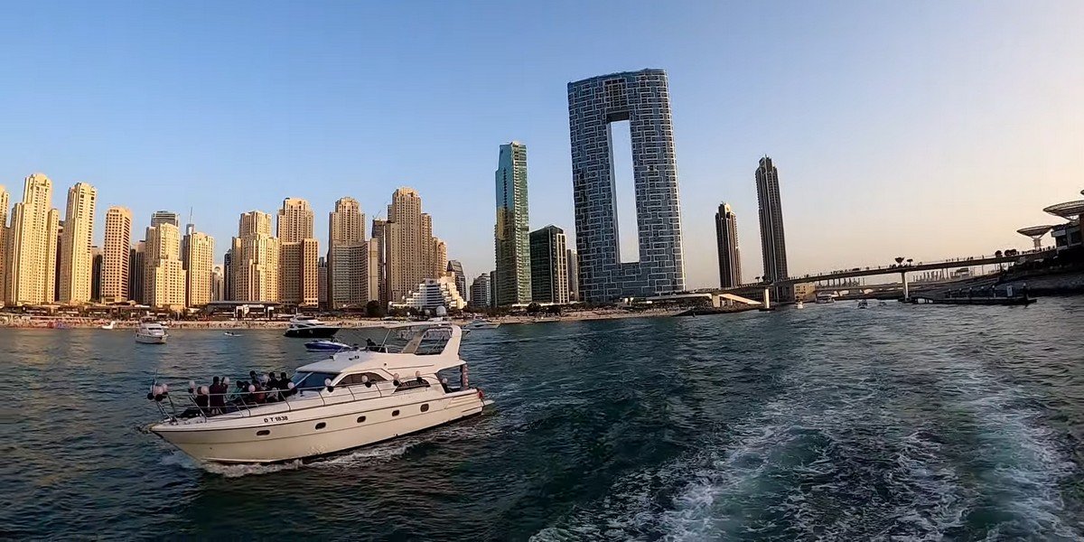 Cruise by Dubai Marina with Dinner, Drinks and Live Music